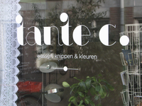 908338 Gezicht op de winkelruit van kapsalon 'tante c. - wassen, knippen & kleuren' (Willemstraat 41) te Utrecht.